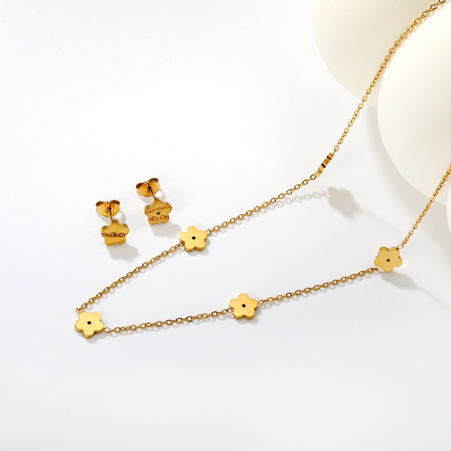 Damen Schmuckset mit filigranen Blumenmotiven und trendigen Anhängern Shop Nory