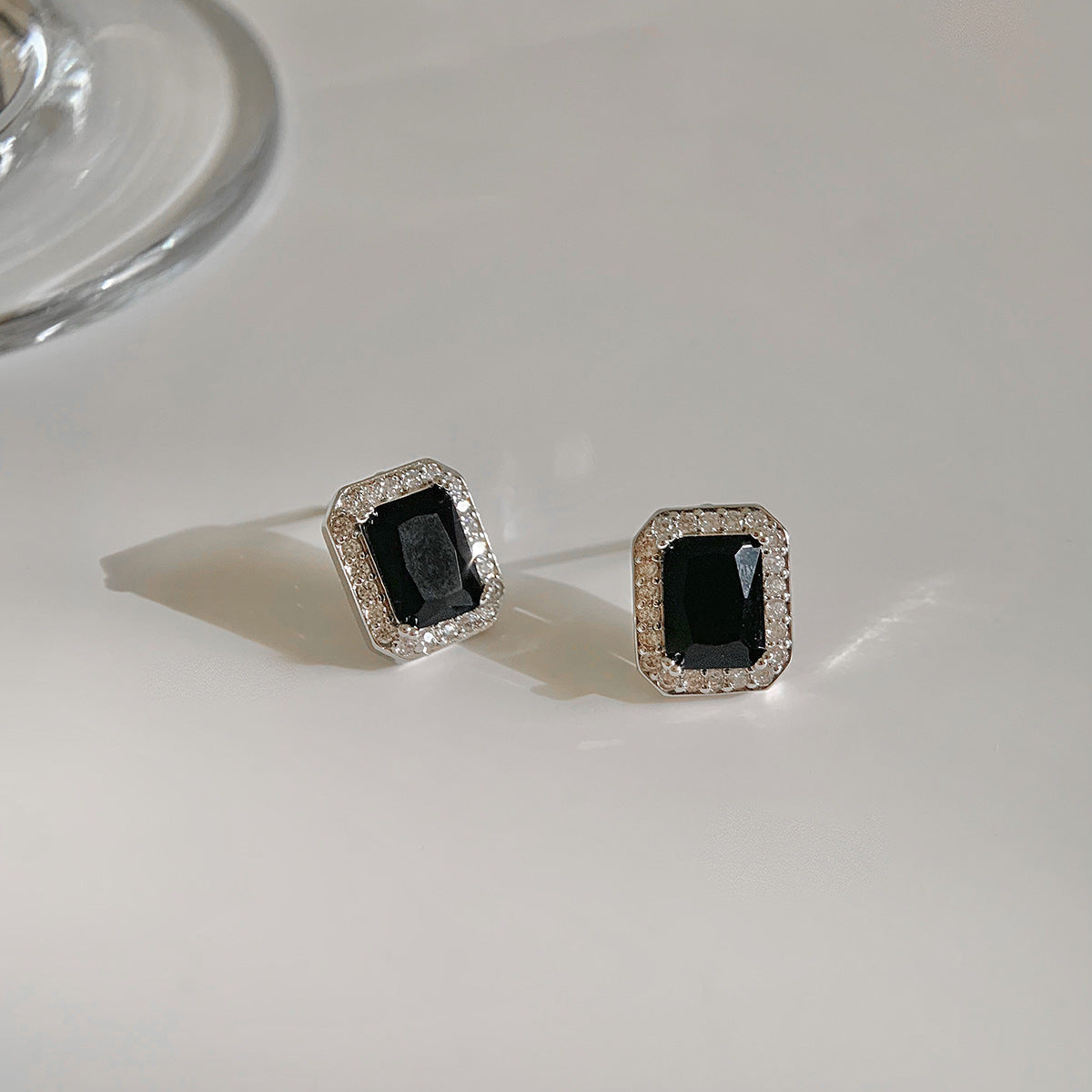 Damen Ohrstecker mit glitzerndem Zirkonrand und edlem Onyx Shop Nory