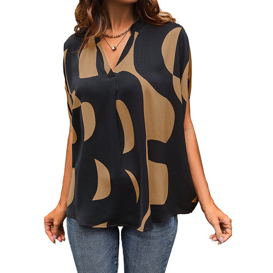 Damen Legeres Viskose-Blusenshirt mit abstraktem Print, V-Ausschnitt und überschnittener Kurzarm Shop Nory