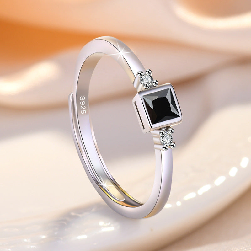 Damenring mit elegantem, quadratischem Zirkonia und funkelnden Akzenten Shop Nory