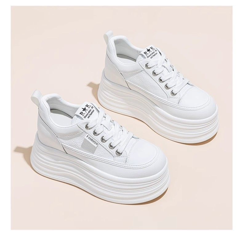 Damen Plateau Sneaker mit eleganter Silhouette und dämpfender Sohle