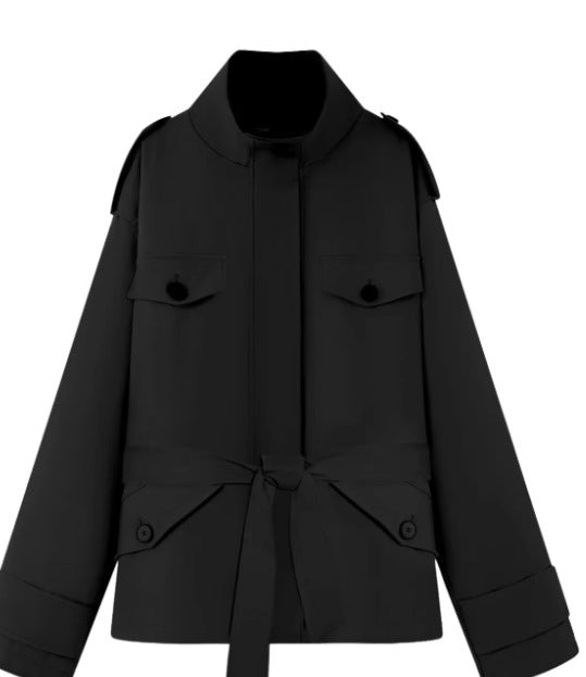 Damen Taillierte Utility-Jacke mit Bindegürtel, hohem Stehkragen und Pattentaschen Shop Nory
