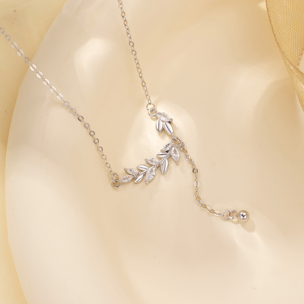 Damen elegante Halskette mit filigranem Blattdesign Shop Nory