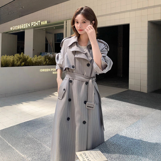 Damen Lang geschnittener Nadelstreifen-Trench mit Volumenärmeln, Schulterriegeln und Bindegürtel Shop Nory