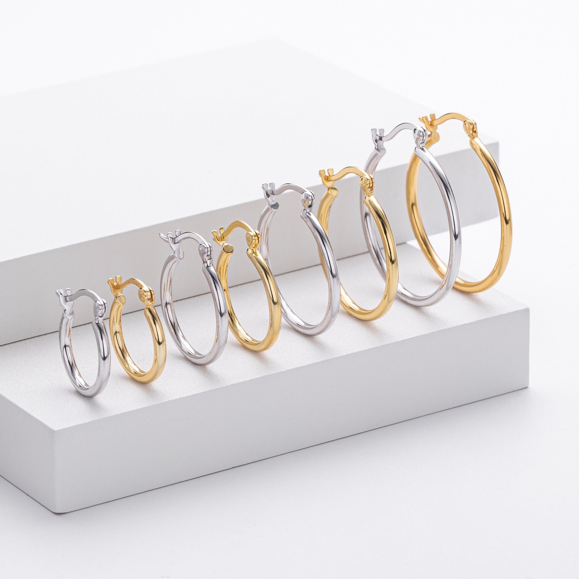 Damen Creolen aus 925 Sterling Silber mit elegantem, geschwungenem Design Shop Nory