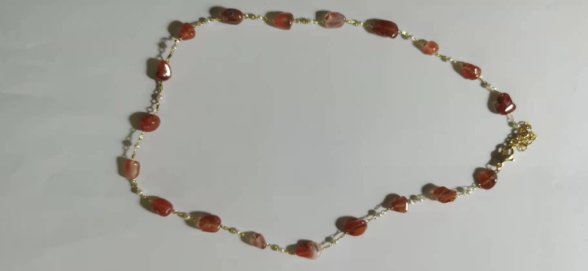 Damen Armband mit natürlichen Edelsteinen und goldfarbenen Akzenten Shop Nory