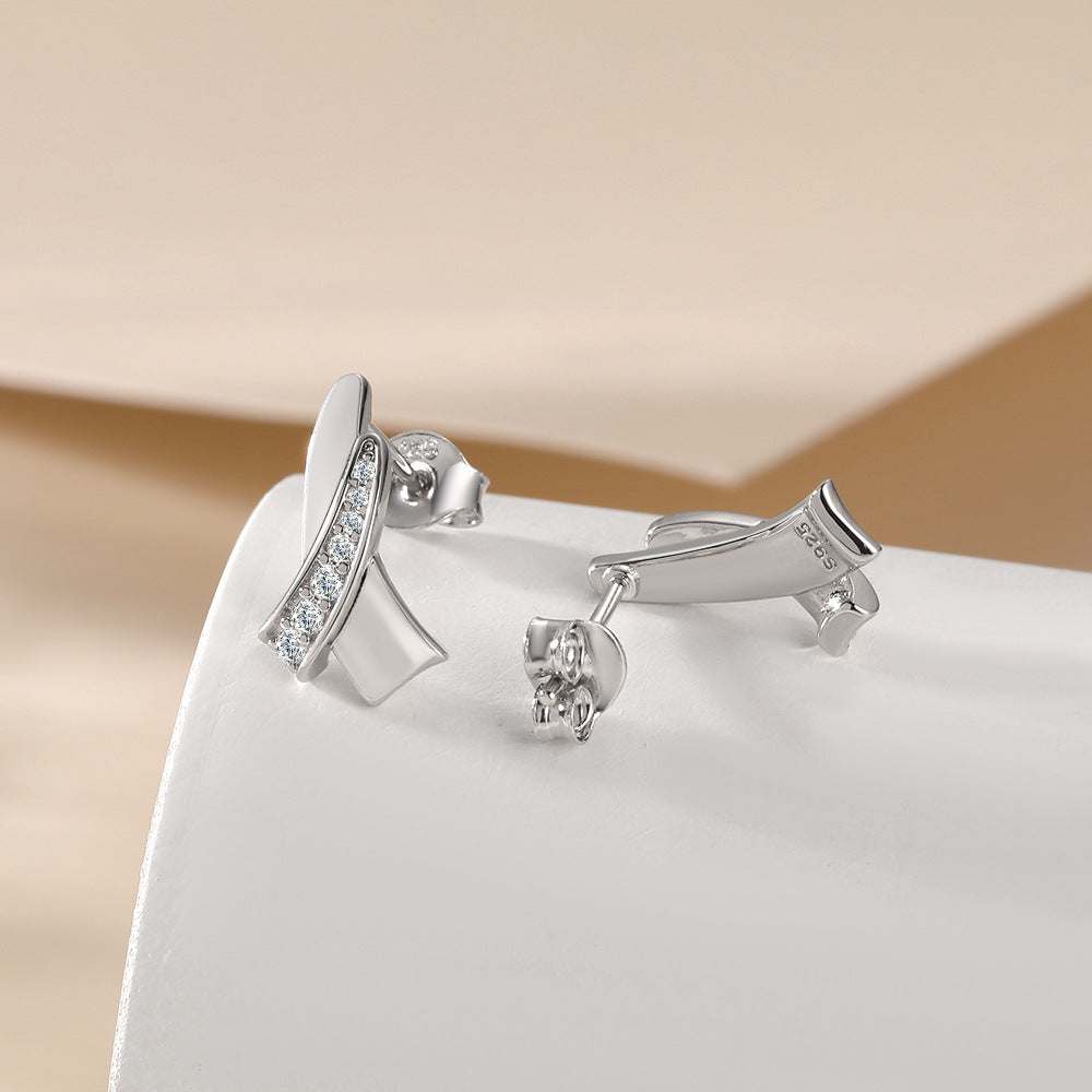 Damenohrringe mit elegantem gewundenem Design und funkelnden Zirkonia-Elementen Shop Nory