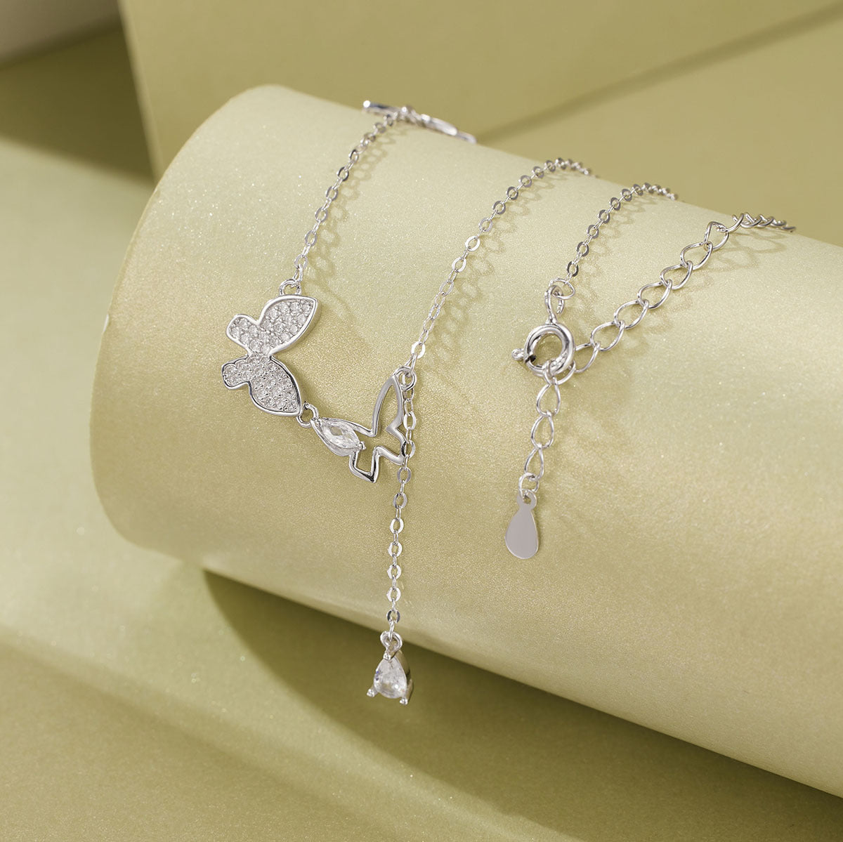 Damen Halskette mit filigranem Schmetterlingsdesign und funkelnden Zirkoniasteinen Shop Nory