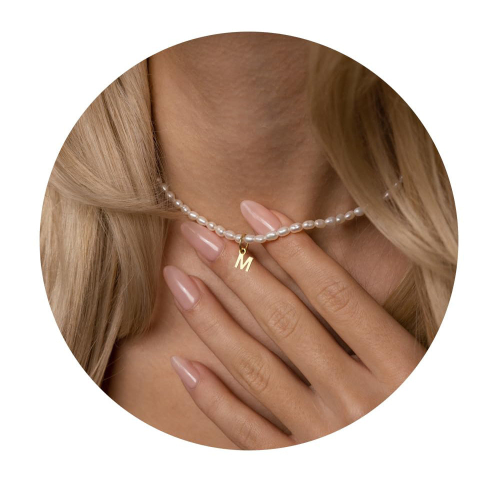 Damen Halskette mit zartem Perlenmuster und personalisiertem Anhänger Shop Nory
