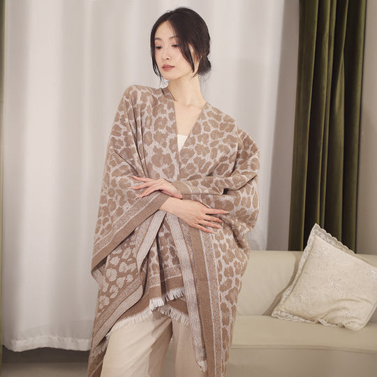 Damen Jacquard-Poncho im Kimono-Schnitt mit Fransensaum und dezentem Animaljacquard Shop Nory
