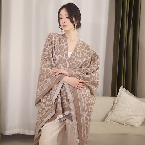 Damen Jacquard-Poncho im Kimono-Schnitt mit Fransensaum und dezentem Animaljacquard Shop Nory