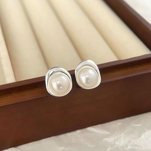 Damen Ohrstecker mit elegantem Perlendesign und geschwungenem Rahmen Shop Nory
