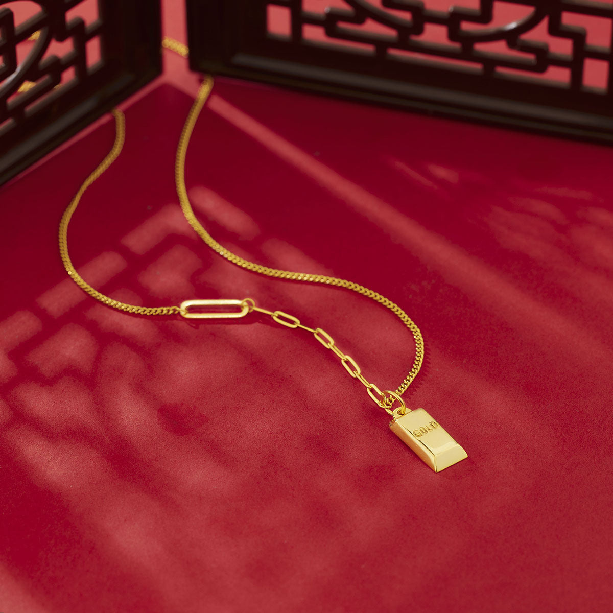 Damen stilvolle Halskette mit goldfarbenem Anhänger im Barren-Design Shop Nory