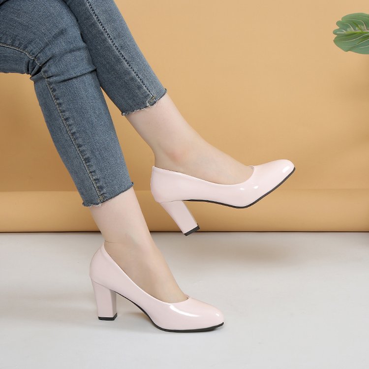 Damen klassische Pumps mit elegantem Glanz und bequemen Blockabsatz Shopnory