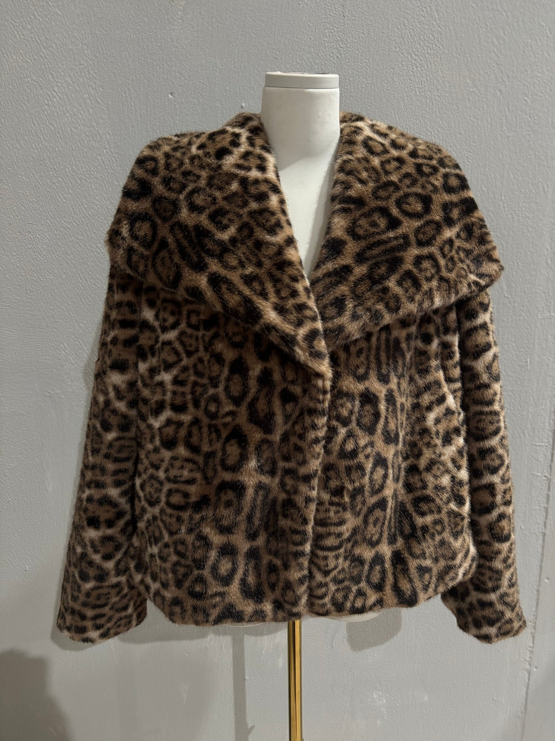 Damen Kurzbolero im Boxy-Cut aus veganem Shaggy-Kunstpelz mit XXL-Schalkragen Shop Nory