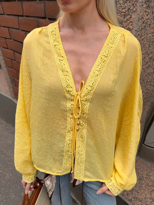 Damen Leichte V-Ausschnitt-Spitzenbluse mit Bindeband, Perlendetail & Volumenärmeln Shop Nory