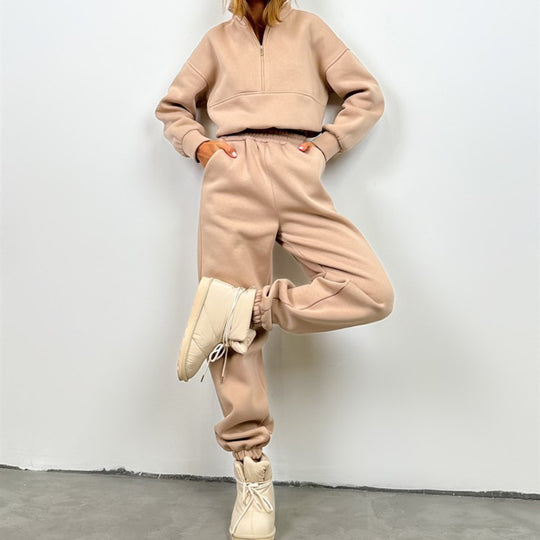 Damen Cropped-Halbzip-Sweatshirt mit hohem Stehkragen und elastischer High-Waist Jogginghose Set Shop Nory