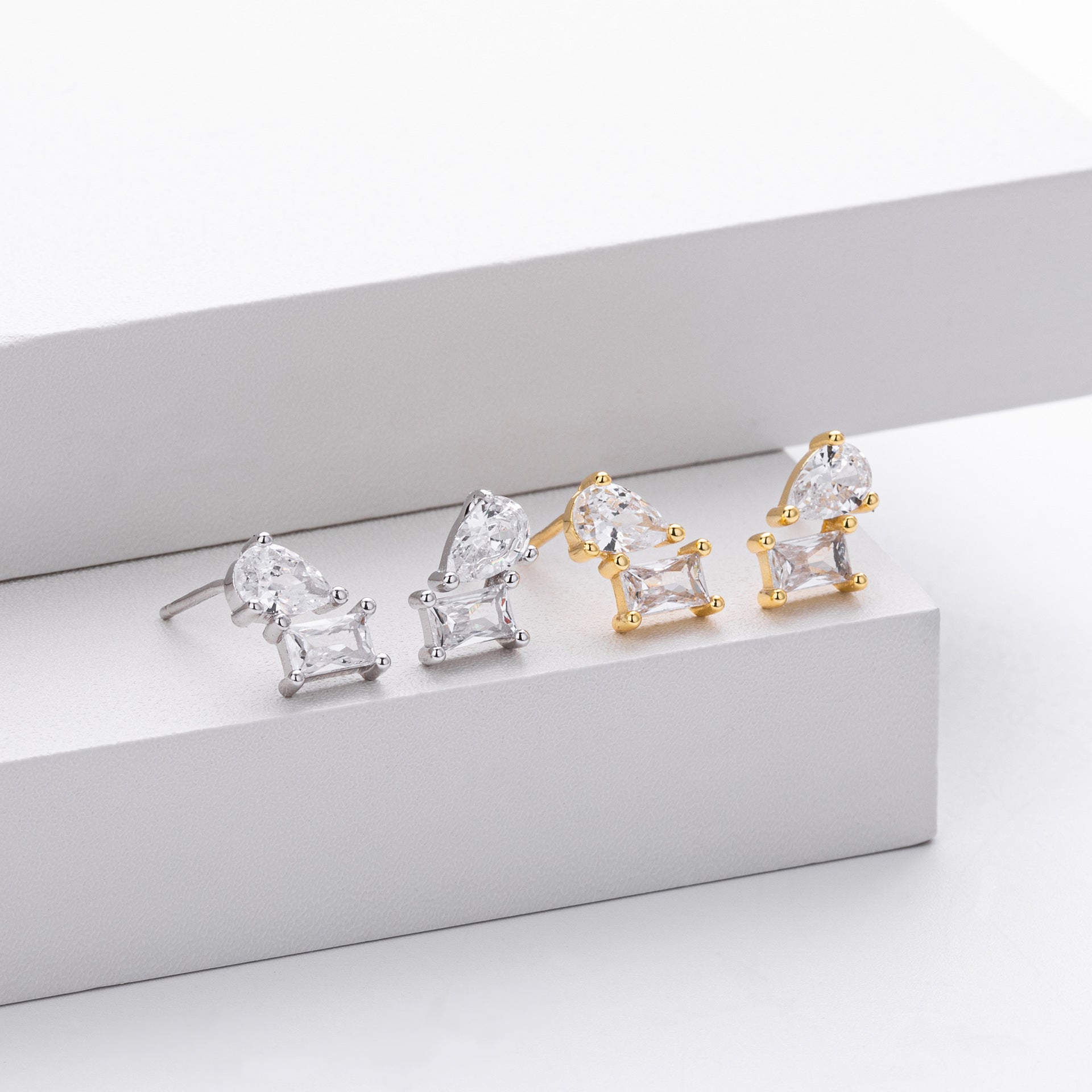 Damen Ohrstecker mit funkelnden Zirkonia und edler Silberfassung Shop Nory