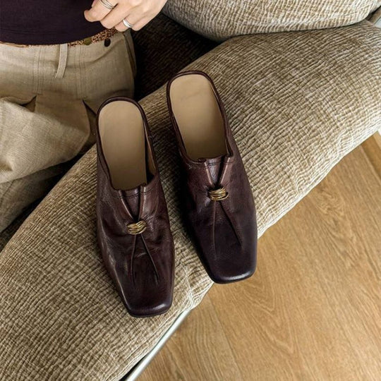 Damen Elegante Leder‑Mules mit quadratischer Kappe, soften Falteneffekt und dekorativer Metallkordel Shop Nory