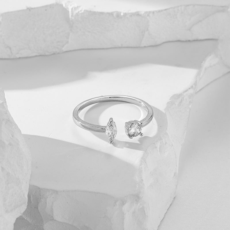 Damenring mit elegantem minimalistischen Design und funkelnden Kristallen Shop Nory