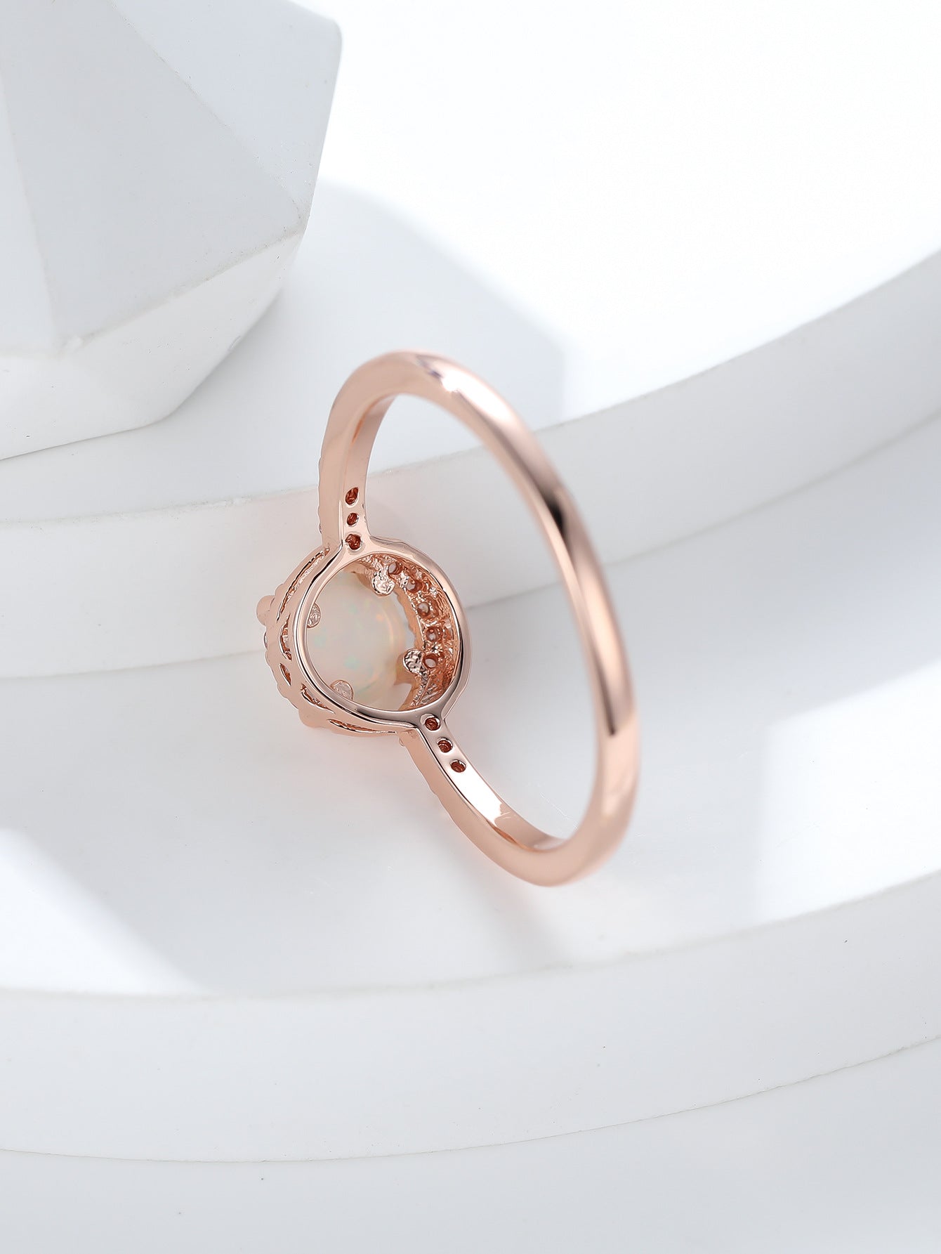 Damen Ring mit schimmerndem Opal und Zirkonia-Verzierung Shop Nory
