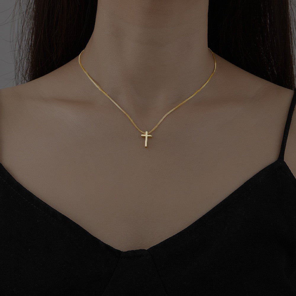 Damen Halskette mit filigranem Kreuzanhänger und hochwertiger Kette Shop Nory