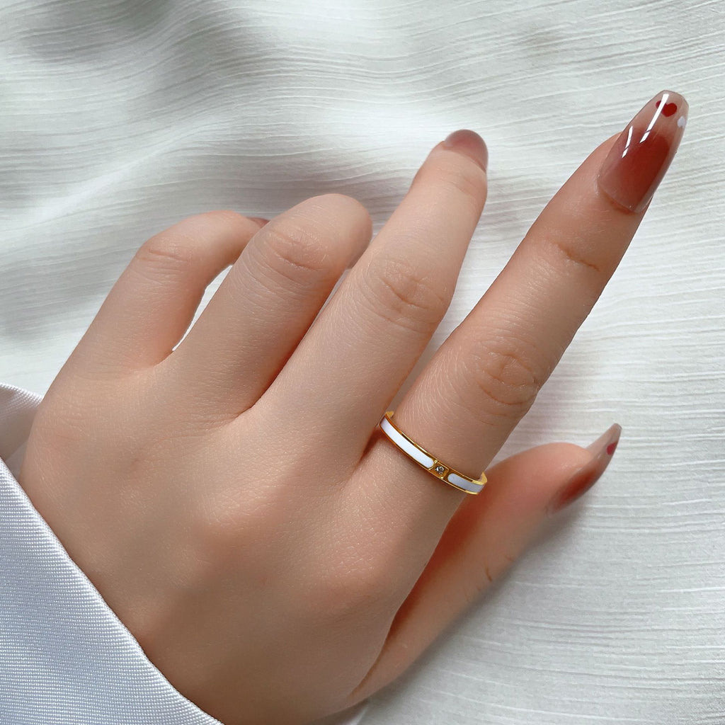 Damen feiner Ring mit eleganter Detailgestaltung und funkelndem Stein Shop Nory