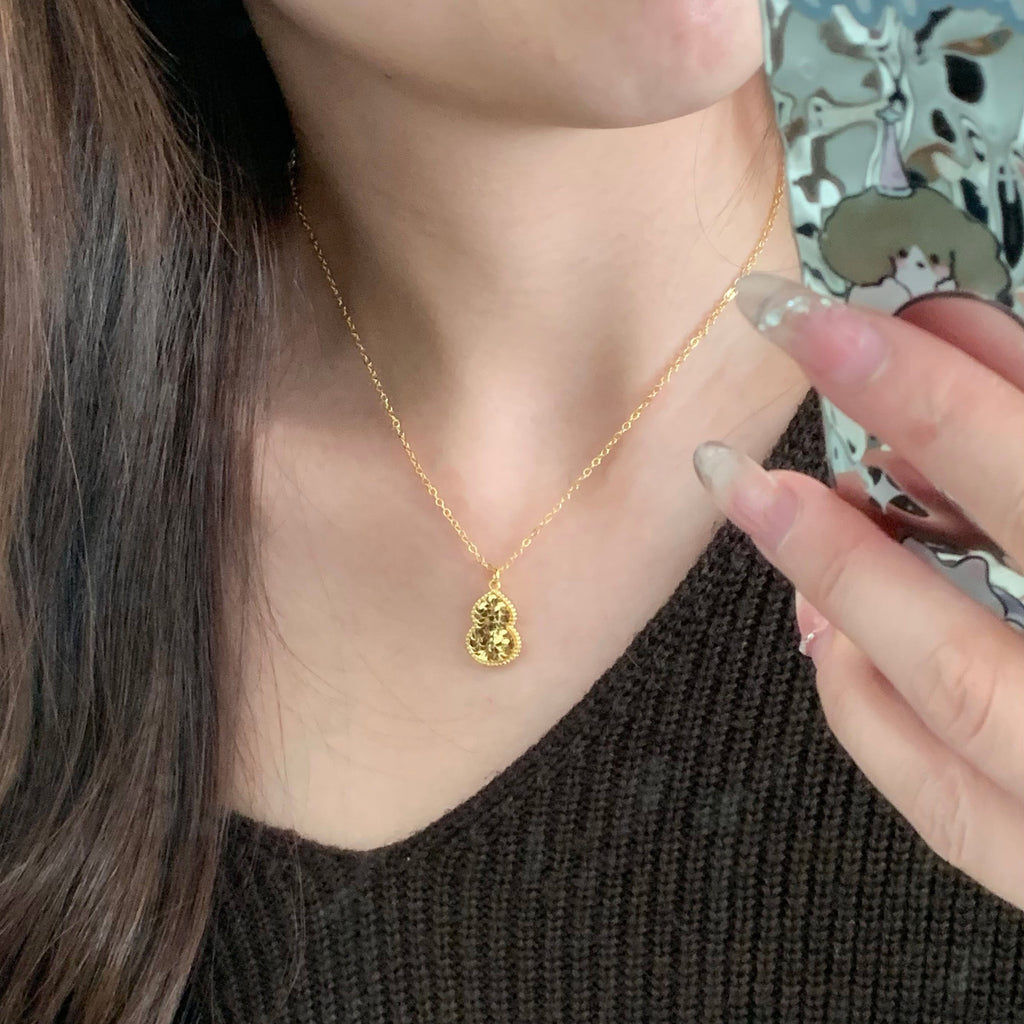 Damen Halskette mit detailreichem Anhänger und eleganter Goldbeschichtung Shop Nory