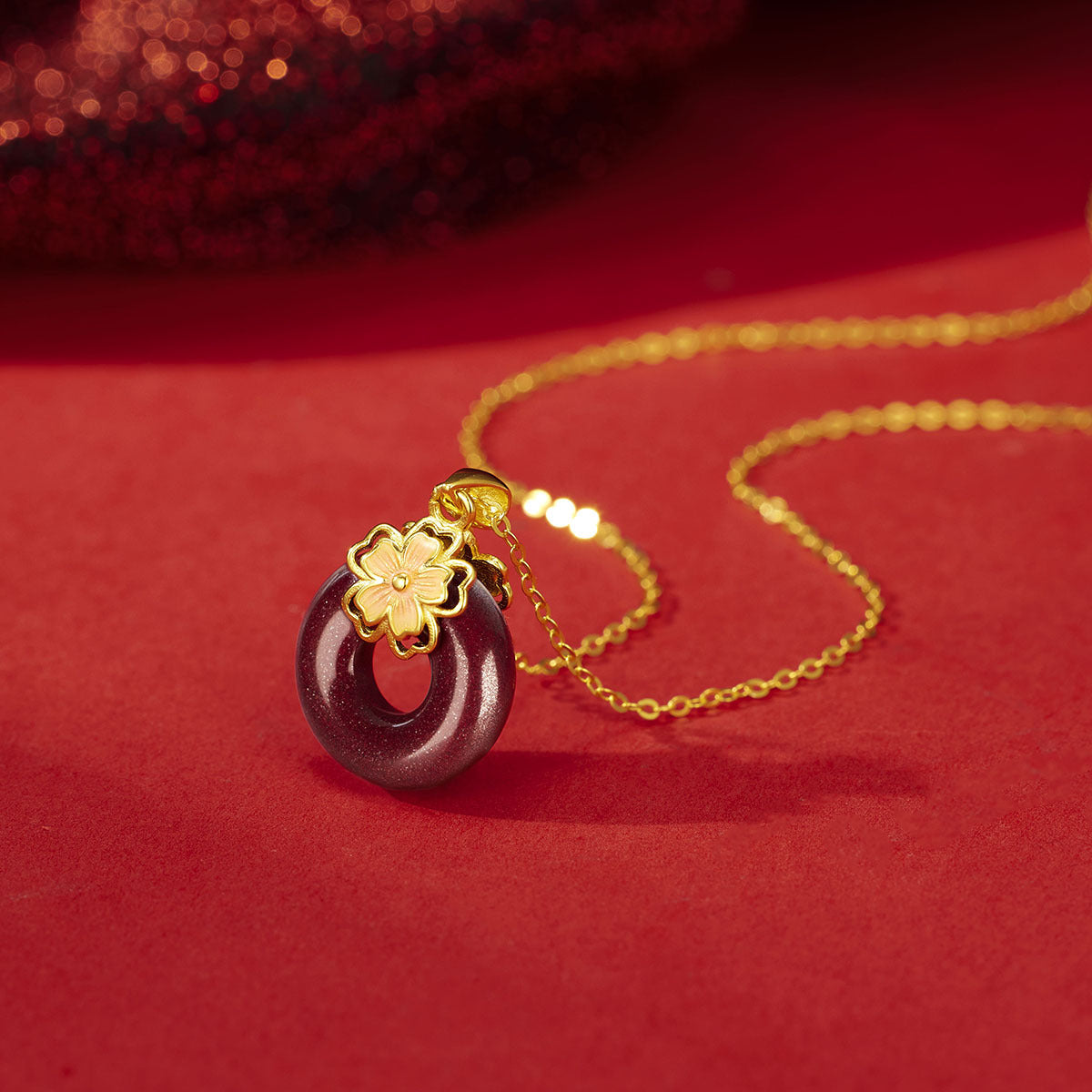Damen Halskette aus edlem Gold mit blütenförmigem Anhänger und goldener Eye-Catcher Shop Nory