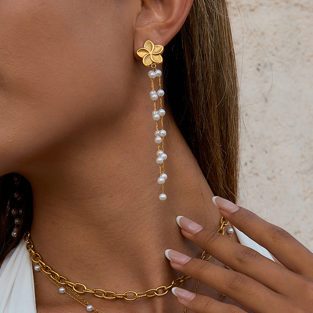 Damen Ohrhänger mit elegantem Blumenmotiv und schimmernden Perlen Shop Nory