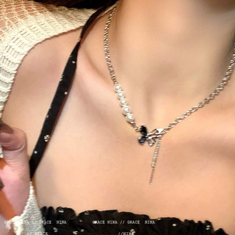 Damen Halskette mit filigranem Schmetterlingsanhänger und edlen Perlen Shop Nory