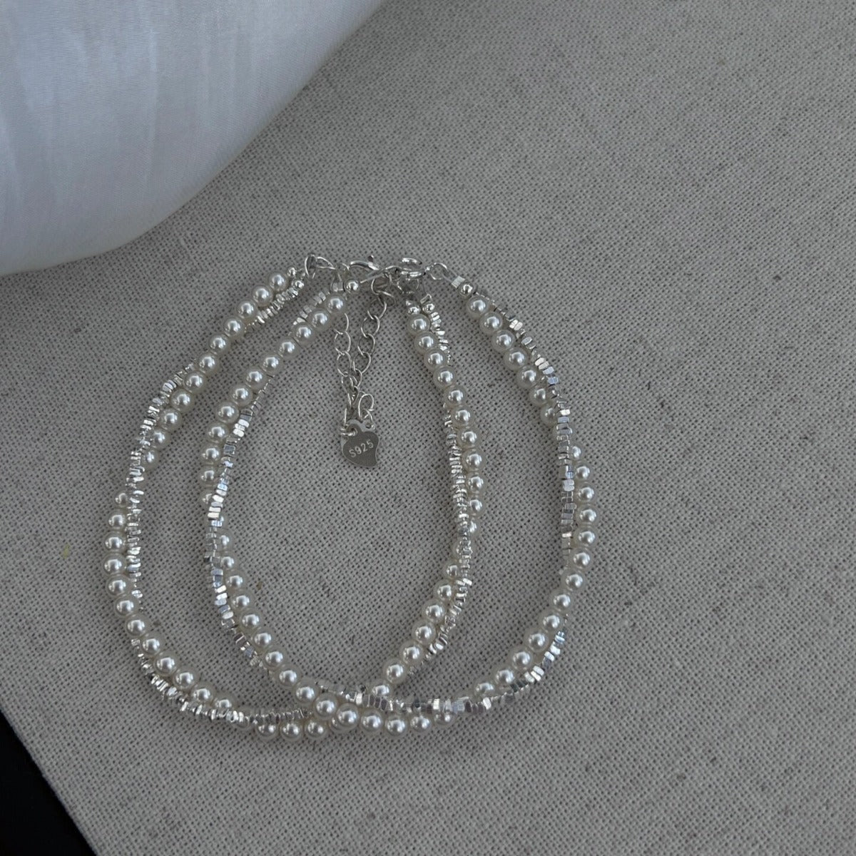 Damen Elegantes Armband mit schimmernden Perlen und funkelnden Akzenten Shop Nory