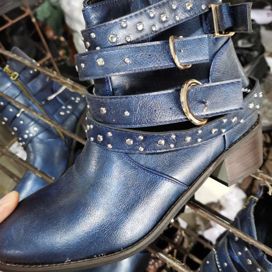 Damen nan knöchelhohe Biker-Stiefelette mit mehreren Nietenriemen, dekorativen Ketten und verstellbaren Schnallen Shop Nory
