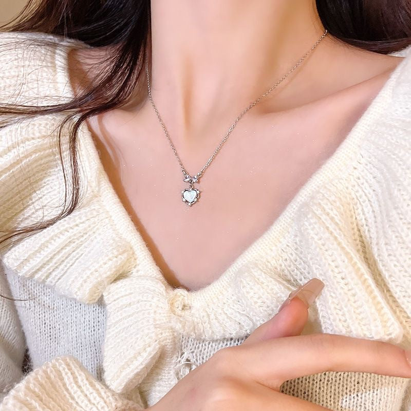 Damen Halskette mit herzförmigem Kristallanhänger und funkelnden Akzenten Shop Nory