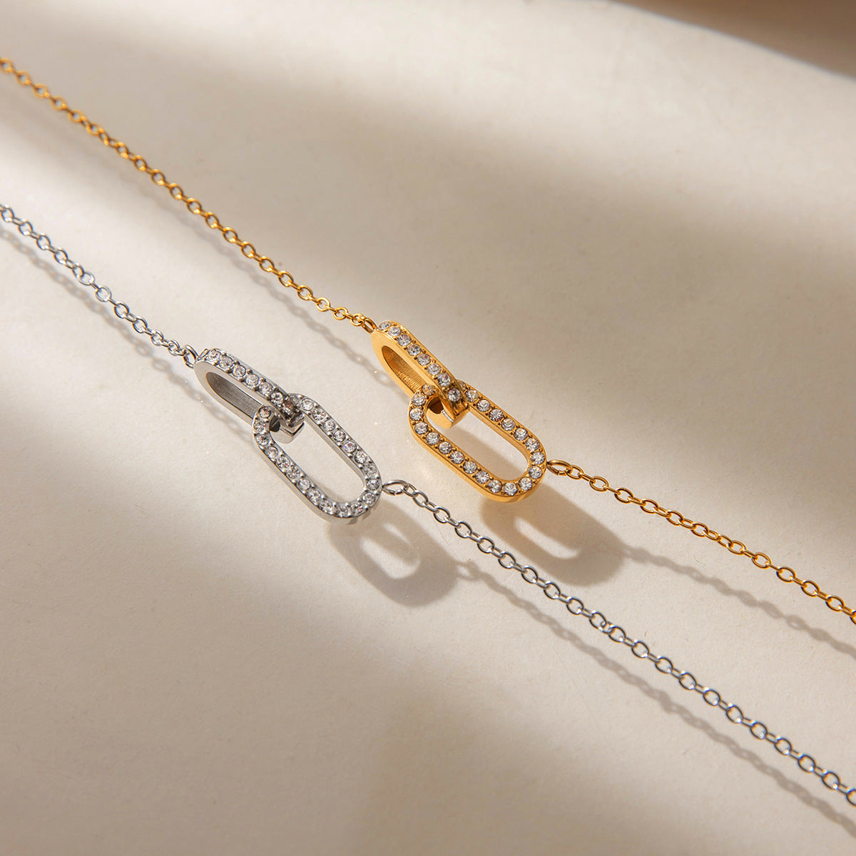 Damen Halskette mit funkelndem Zirkonia-Anhänger und verstellbarem Edelstahlverschluss Shop Nory