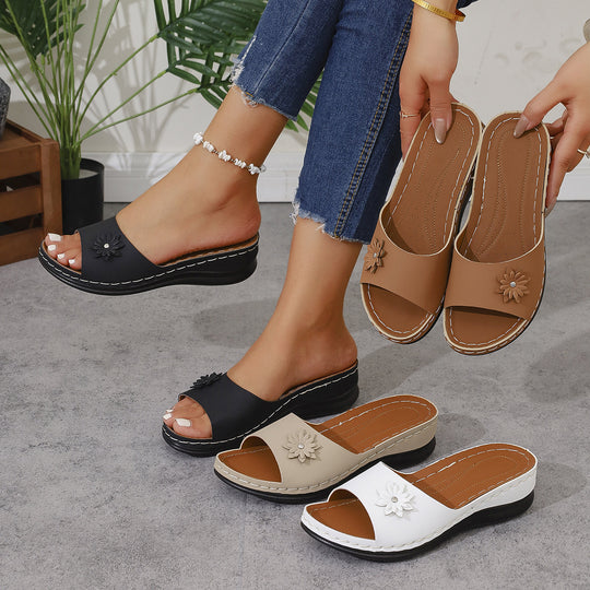 Damen Komfort-Slides mit niedrigem Keil, offener Zehenpartie und Blumenapplikation Shop Nory