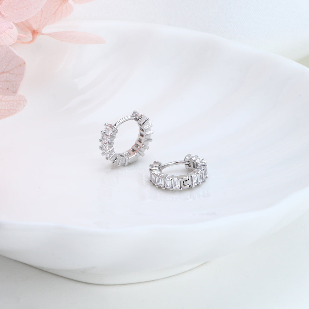 Damen Creolen mit tiefblauen Zirkonsteinen und luxuriösem Goldfinish Shop Nory
