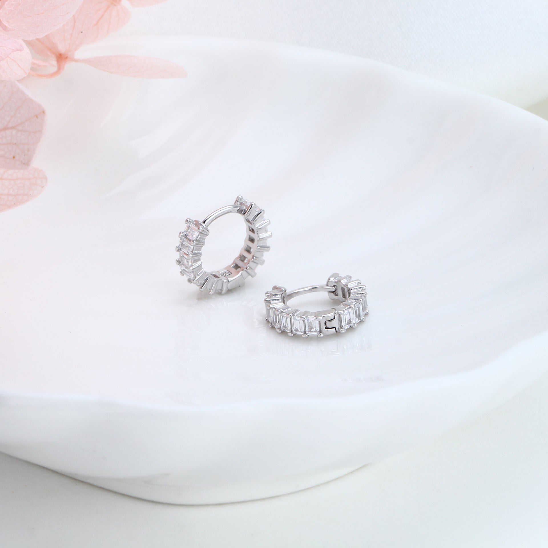 Damen Creolen mit tiefblauen Zirkonsteinen und luxuriösem Goldfinish Shop Nory