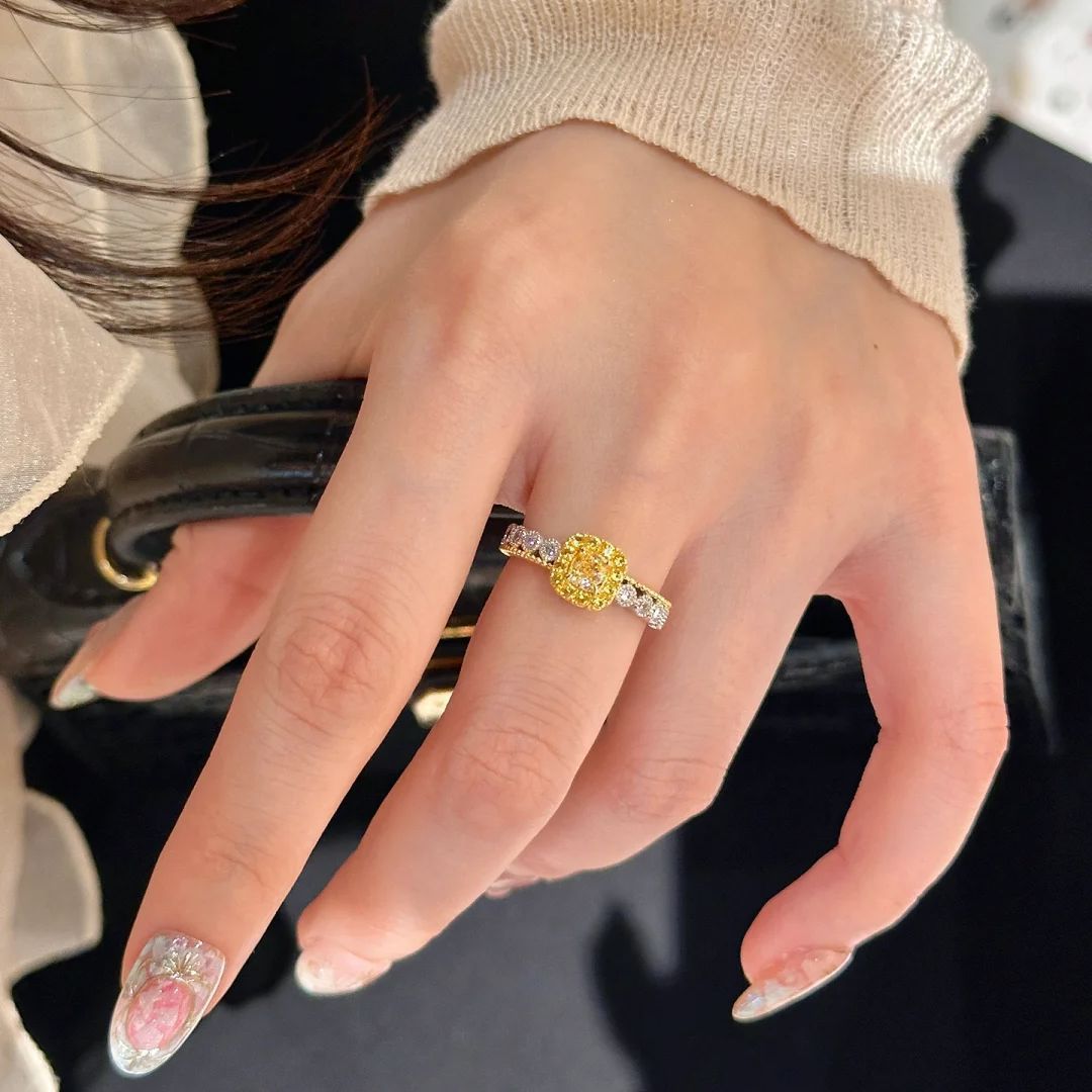 Damenring mit strahlendem, quadratischem Edelstein und funkelnden Zirkonia Shop Nory