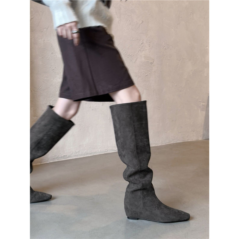 Damen Kniehohe Slouch‑Stiefel aus Veloursoptik mit spitzer Zehenpartie und flachem Komfortabsatz Shop Nory