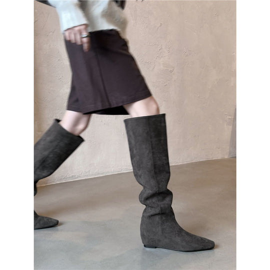 Damen Kniehohe Slouch‑Stiefel aus Veloursoptik mit spitzer Zehenpartie und flachem Komfortabsatz Shop Nory