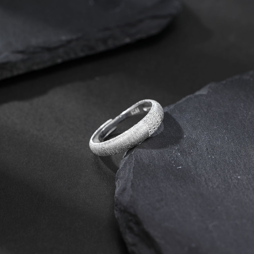 Damen Ring mit strukturiertem Design und funkelnden Zirkonia Shop Nory