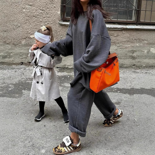 Damen oversized Lounge-Set mit ausgefranstem Saum, extra langem Sweatpullover und weiter hochgeschnittener Jogginghose Shop Nory