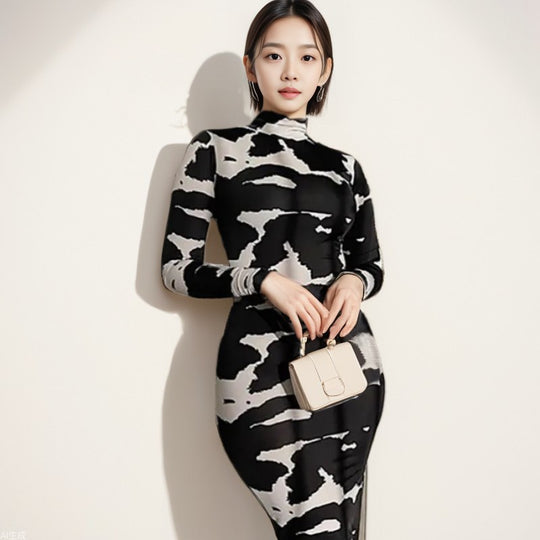 Damen Figurbetontes Stretch-Midikleid mit Rollkragen und abstraktem Animalprint Shop Nory