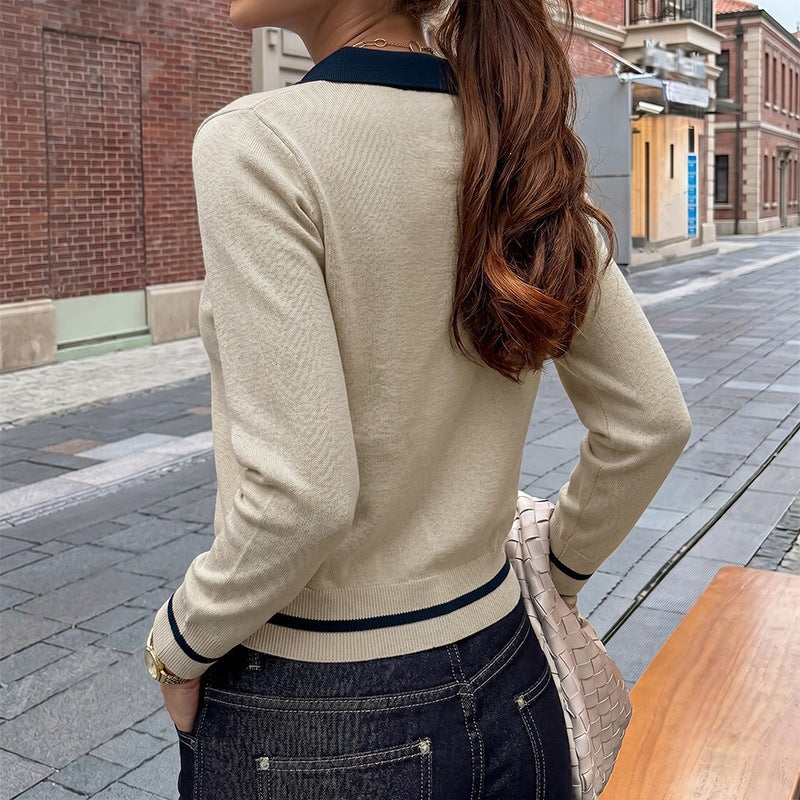 Damen Feinstrick-Poloshirt mit Kontrastkragen, Knopfleiste und taillierter Passform Shop Nory