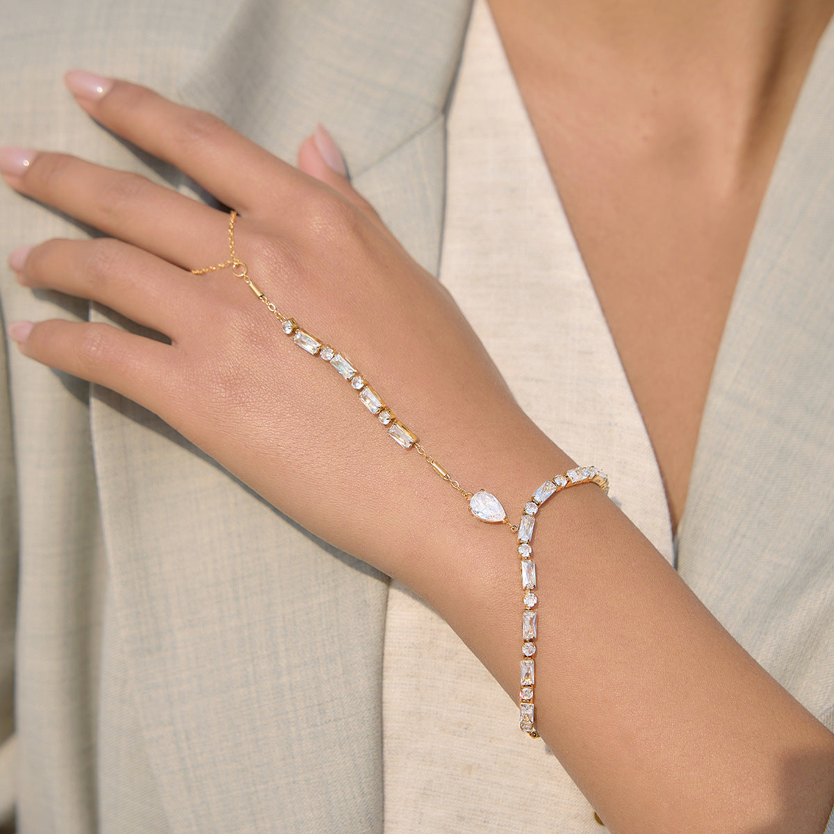 Damen Glänzendes Edelstahl-Armband mit funkelnden Zirkonia-Elementen Shop Nory