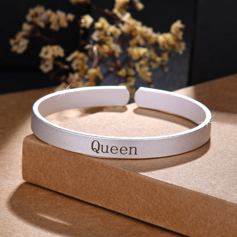 Damen Offenes Armband mit graviertem Schriftzug Shop Nory