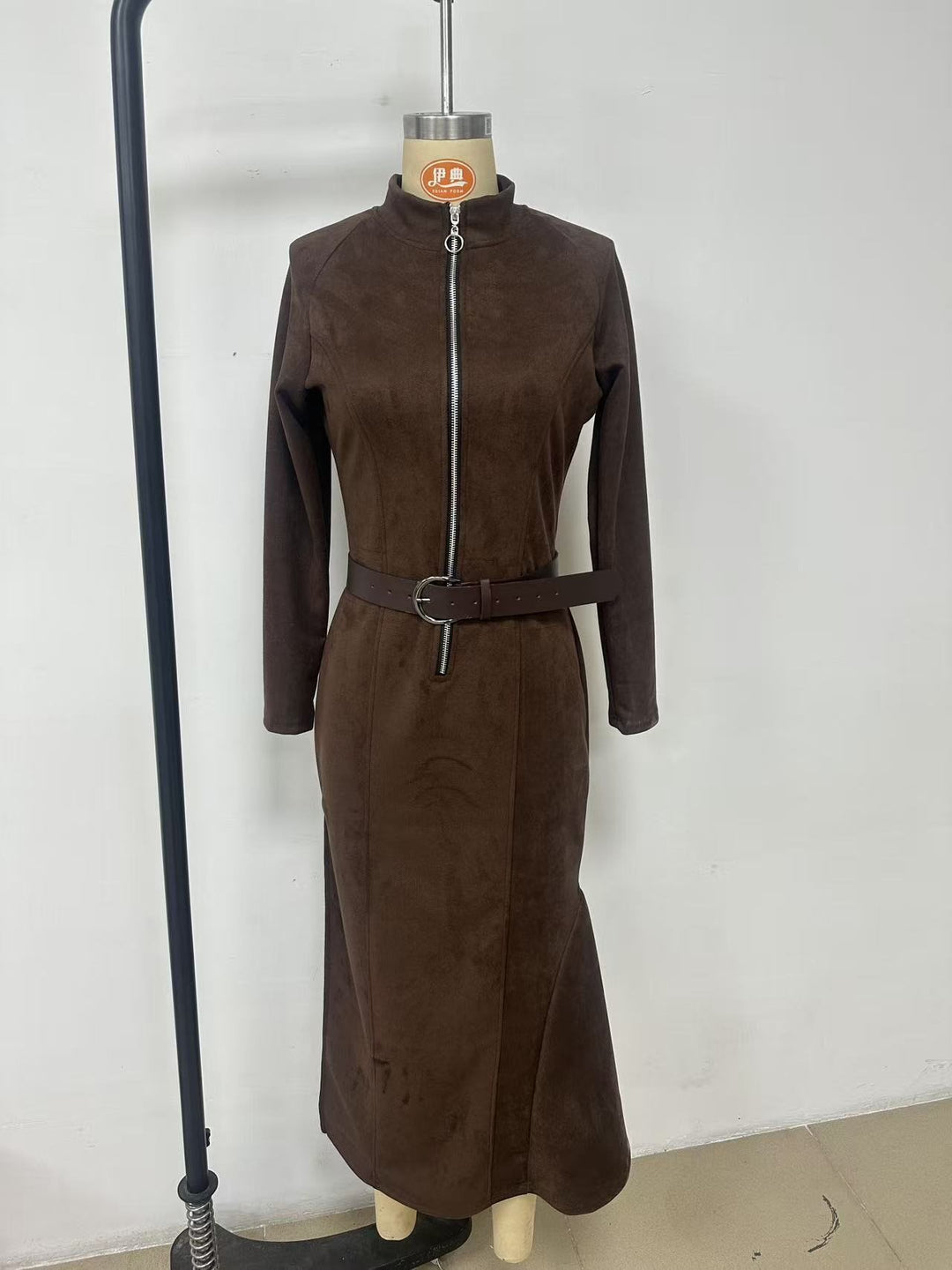 Damen Figurbetontes Midikleid aus Velourslederimitat mit Stehkragen und Zentralem Reißverschluss Shop Nory