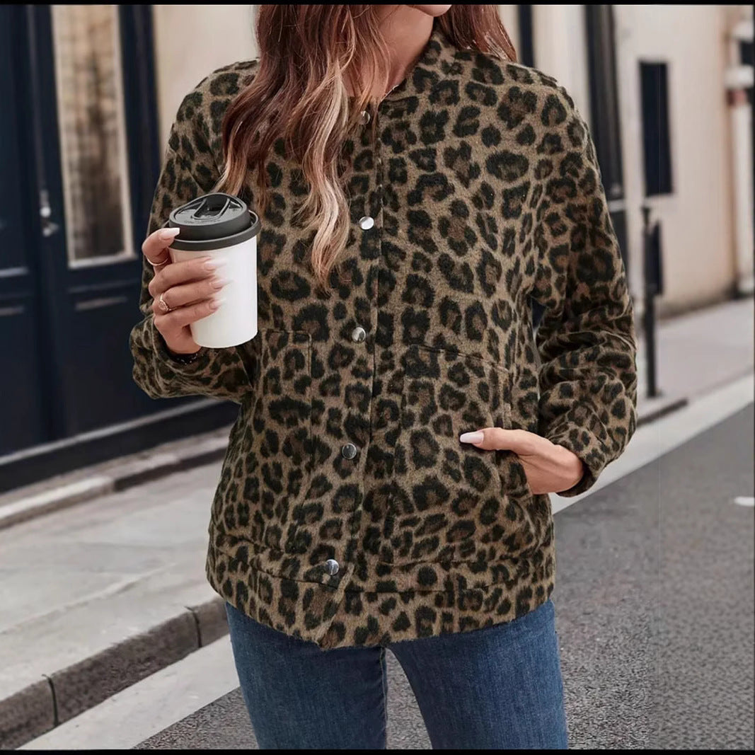 Damen Kurz geschnittene Kuscheljacke im Leo-Fleece mit Stehkragen und Druckknöpfen Shop Nory