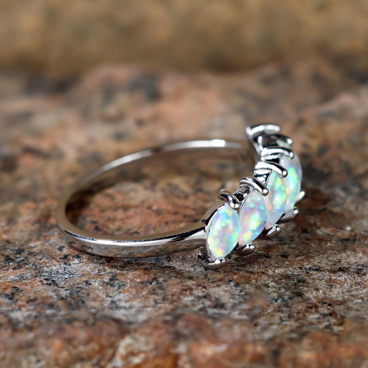 Damen Ring mit funkelnden Opal-Einlagen und zarter Goldfassung Shop Nory